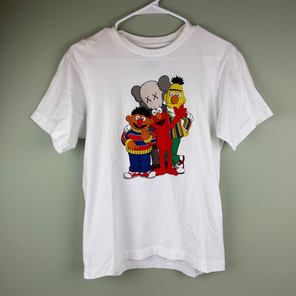 Uniqlo‎ UT KAWS Sesame Street White Graphic T-Shirt XS 341-411140